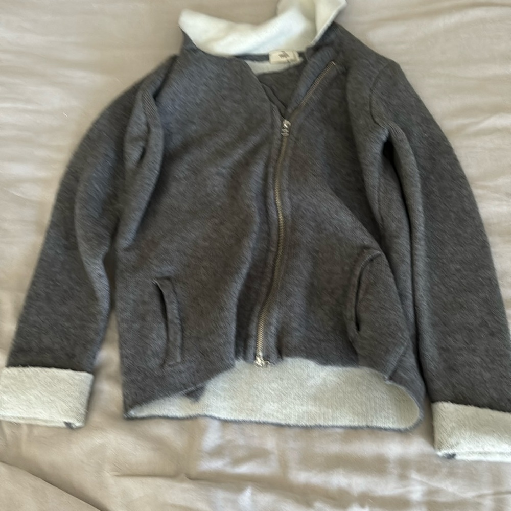 Grey zippered sweater with collar and cuffed sleeves